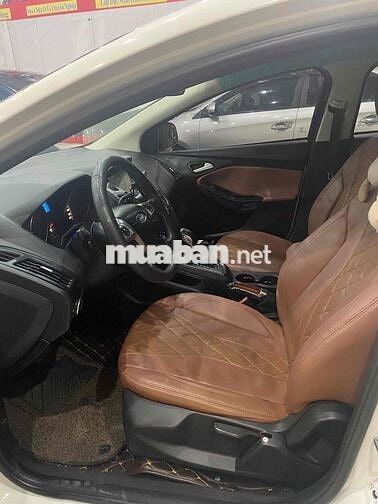 Ford Focus Hatchback Trắng Tự động