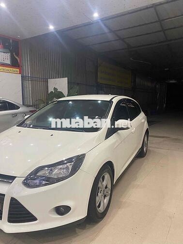 Ford Focus Hatchback Trắng Tự động