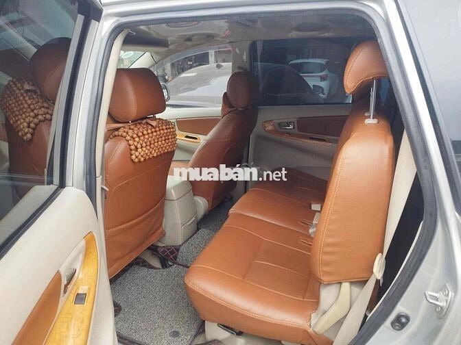 Toyota Innova 8 chỗ Sàn Xăng Bạc