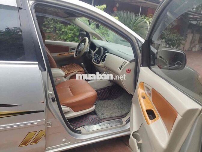 Toyota Innova 8 chỗ Sàn Xăng Bạc