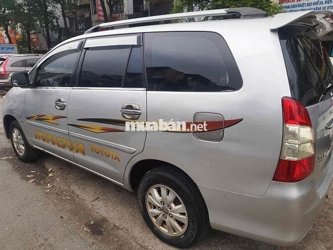 Toyota Innova 8 chỗ Sàn Xăng Bạc