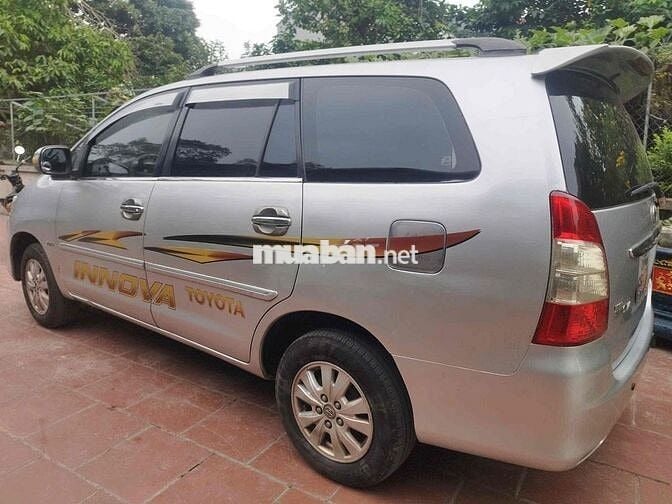 Toyota Innova 8 chỗ Sàn Xăng Bạc