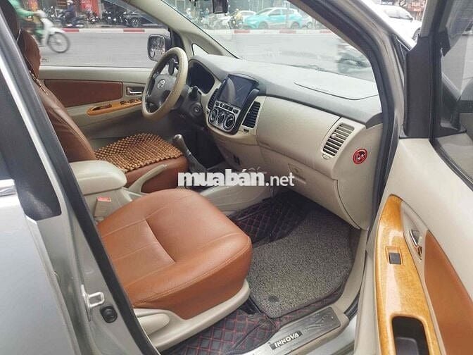 Toyota Innova 8 chỗ Sàn Xăng Bạc