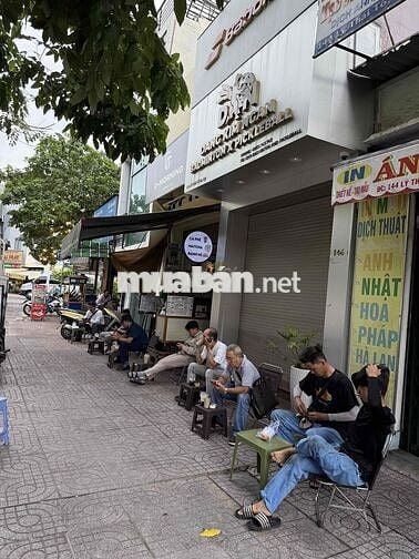 Nhân viên bán Cf take away Q3