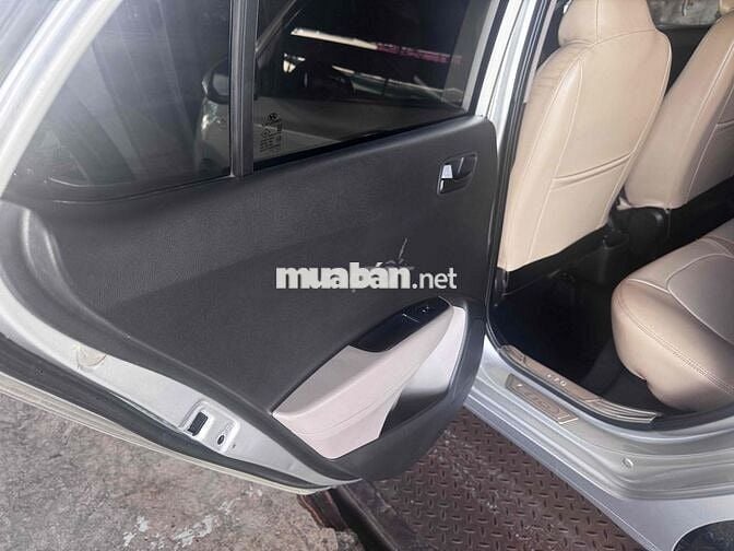 Hyundai Grand i10 Bạc 5 chỗ