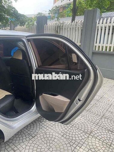 Hyundai Grand i10 Số sàn 5 chỗ Bạc