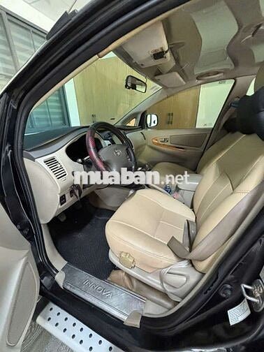 Toyota Innova 7 chỗ màu Đen