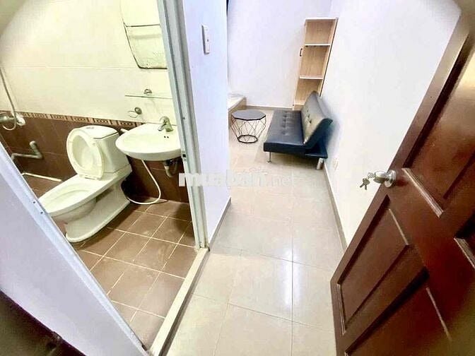 Phòng Full nội thất ở liền ngay Tạ Quang Bửu phòng có cửa sổ lớn mát