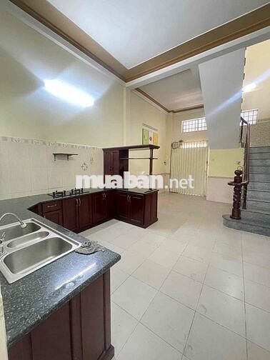 Nhà sân vườn rộng 5 phòng Hẻm 30/4 giá tốt