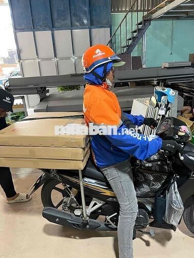 Nhân viên xưởng tranh Bình Tân