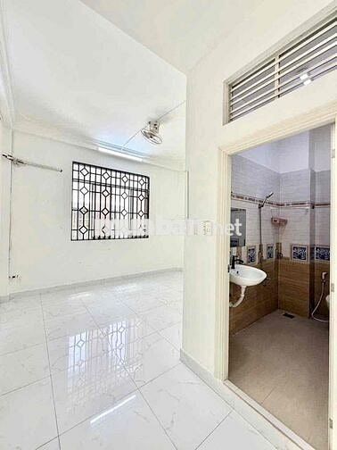 Nhà mặt tiền kinh doanh khu tên lửa 4.5x18m 3.5 tấm có nội thất 20 tr