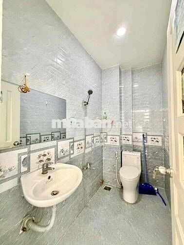Nhà mặt tiền kinh doanh khu tên lửa 4.5x18m 3.5 tấm có nội thất 20 tr