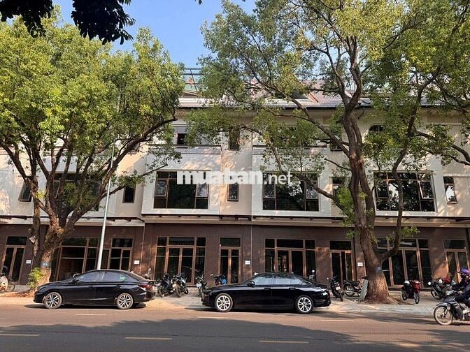 Nhà hai mặt tiền - Xây dựng 5 tầng - Trung tâm phố 