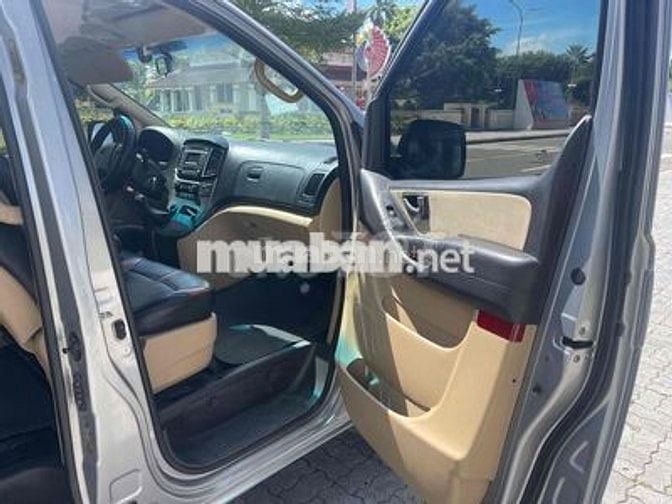 Hyundai Starex 216 màu Bạc