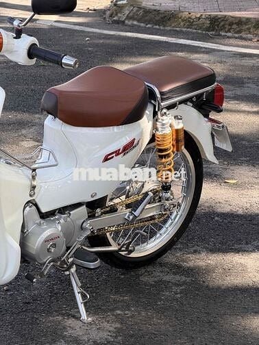 Xe máy độ Honda Cub Trắng Uma 28