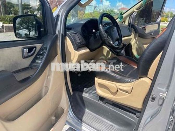 Hyundai Starex 216 màu Bạc