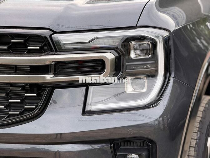 Ford Everest Platinum Xám xe sẵn giao ngay