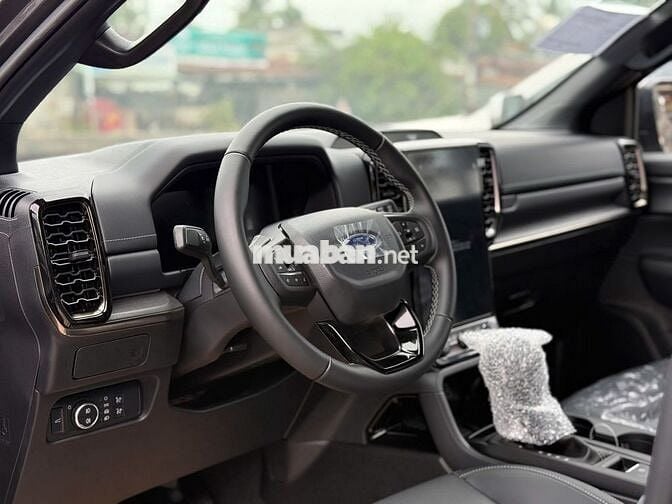 Ford Everest Platinum Xám xe sẵn giao ngay