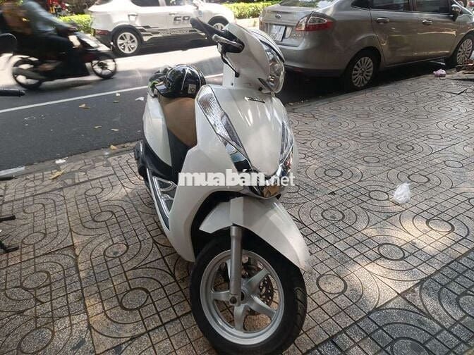 Honda Lead Trắng Xăng