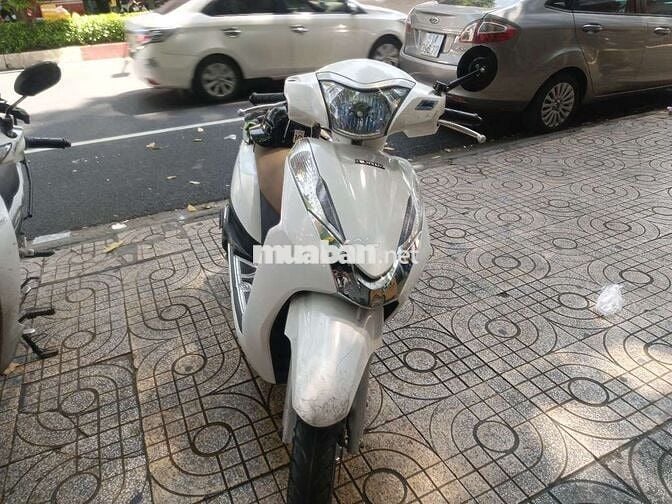 Honda Lead Trắng Xăng