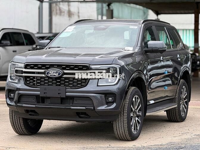 Ford Everest Platinum Xám xe sẵn giao ngay