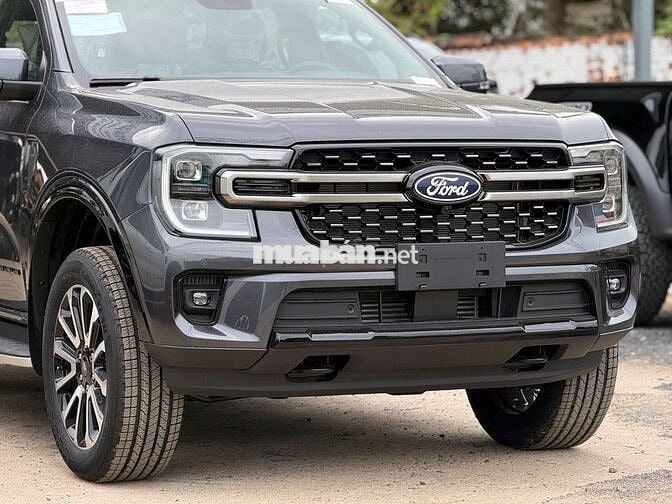 Ford Everest Platinum Xám xe sẵn giao ngay