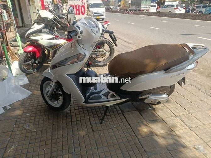Honda Lead Trắng Xăng