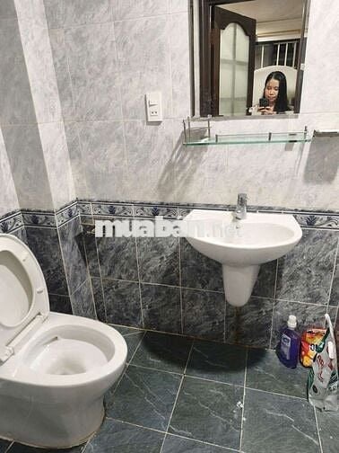 Cần cho thuê căn lầu 4, Thái Văn Lung quận 1
