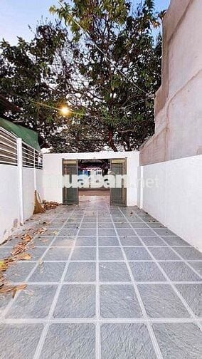 Bán gấp nhà Mặt tiền ngay chợ cổng sau,  cty Pouchen