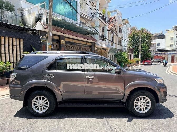Toyota Fortuner 2.4 G máy dầu số sàn model 2014