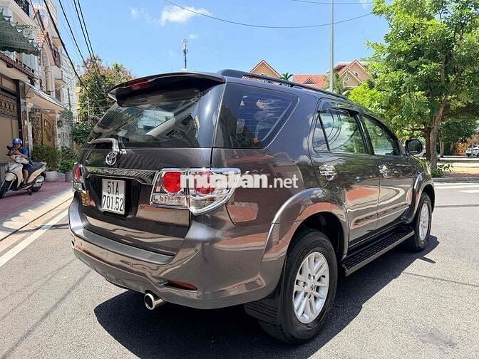 Toyota Fortuner 2.4 G máy dầu số sàn model 2014
