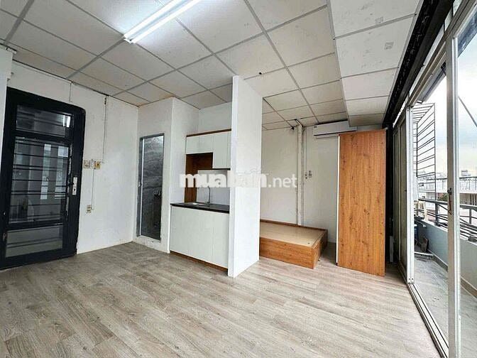 Tách bếp ban công rộng 30m2 siêu thoáng ngay Trường Sa, Quận 3