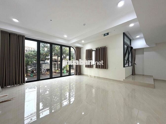 Cho thuê mặt bằng văn phòng, quận 7 - Vị trí trung tâm, lề đường r
