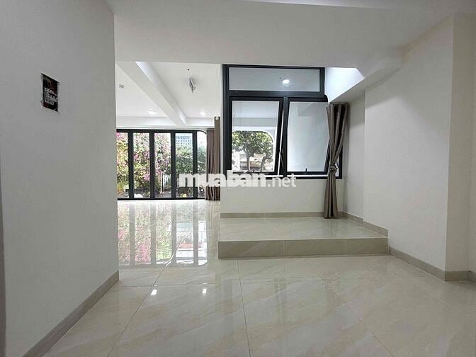 Cho thuê mặt bằng văn phòng, quận 7 - Vị trí trung tâm, lề đường r
