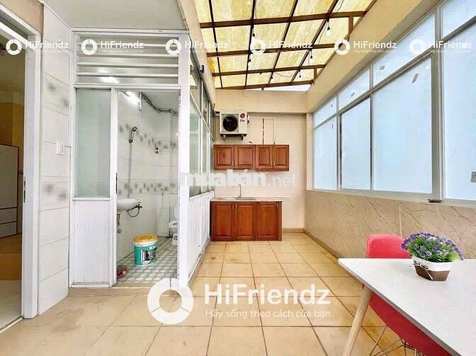 Phòng tách bếp + ban công + full nội thất mới sạch ở Kinh Dương Vương
