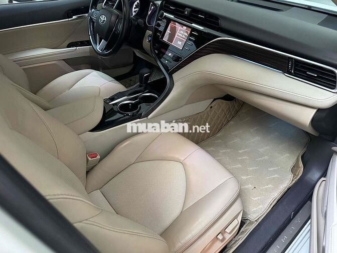 Toyota Camry 2.0G 2019 Trắng Da 5 chỗ