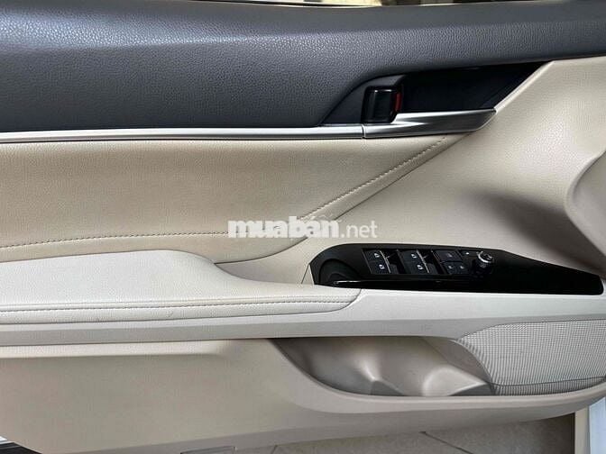 Toyota Camry 2.0G 2019 Trắng Da 5 chỗ