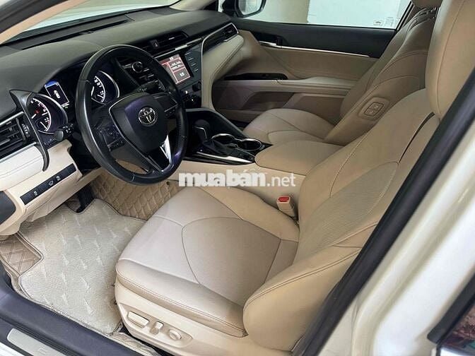 Toyota Camry 2.0G 2019 Trắng Da 5 chỗ