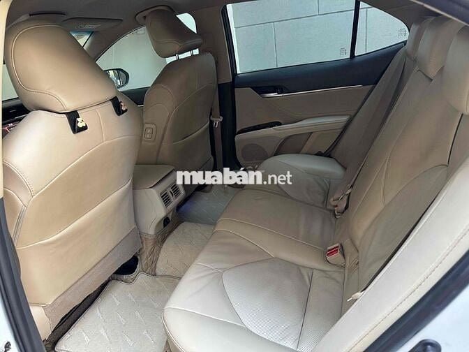 Toyota Camry 2.0G 2019 Trắng Da 5 chỗ