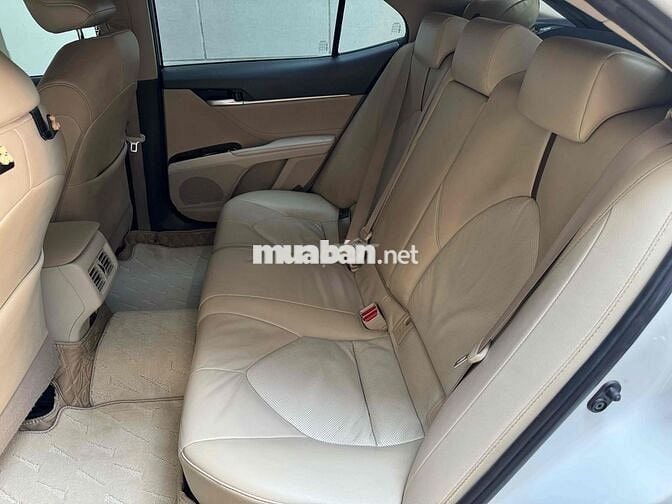 Toyota Camry 2.0G 2019 Trắng Da 5 chỗ