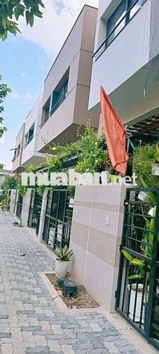 Cho thuê nhà 1 trệt 2 Lầu 3 Phòng ngủ 4 máy lạnh ngã tư Bình Chuẩn BD