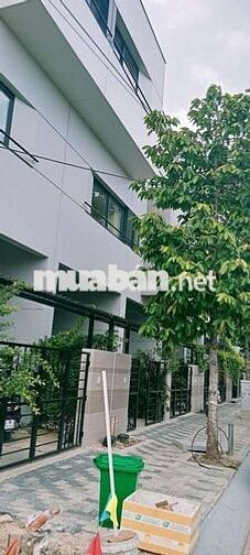 Cho thuê nhà 1 trệt 2 Lầu 3 Phòng ngủ 4 máy lạnh ngã tư Bình Chuẩn BD