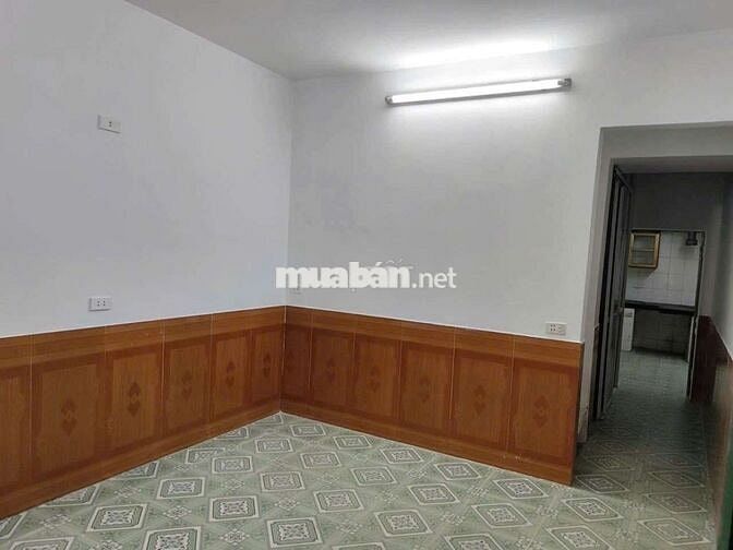 Cho thuê nhà Đường Láng 40m², 2,5 tầng, thông sàn, 2PN, 7 triệu/tháng