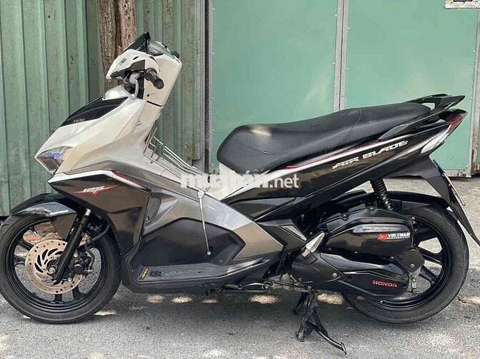 Honda Airblade Robot Trắng, biển số thành phố