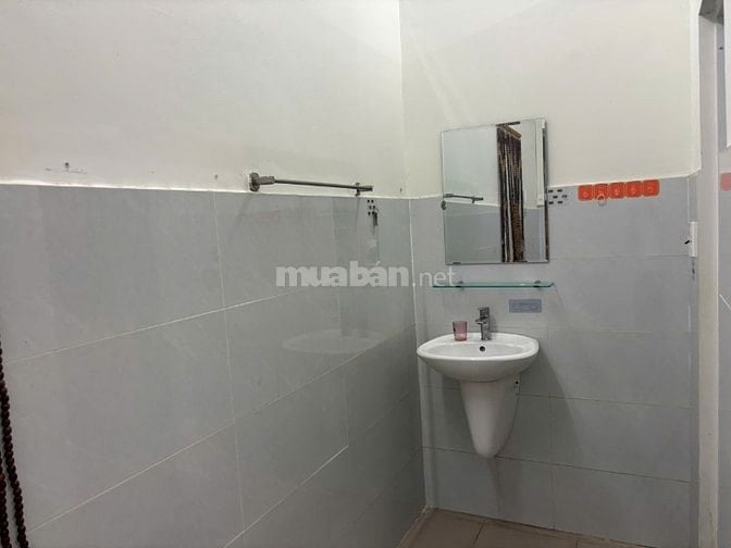 CĂN 1: CHO THUÊ NHÀ HẺM 4M(BG) NGUYỄN VĂN CỪ, P.2, Q.5, 11TR. 