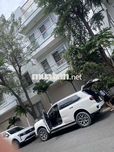 Ford Everest Titanium 4x2 2022 Trắng 34500 km