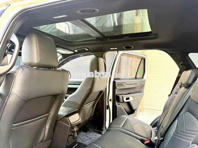 Ford Everest Titanium 4x2 2022 Trắng 34500 km