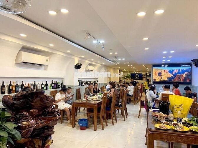 CHO THUÊ NHÀ MẶT TIỀN BẾN THÀNH QUẬN 1, TRỆT 3 LẦU. 300M2