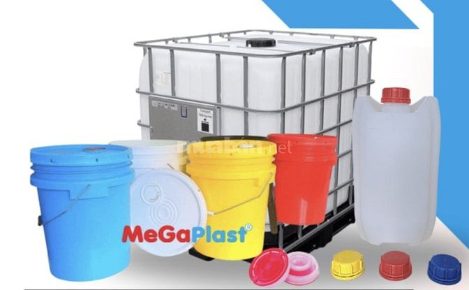 Công nhân vận hành máy phuy thiếc và thổi nhựa