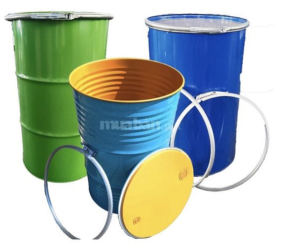 Công nhân vận hành máy phuy thiếc và thổi nhựa